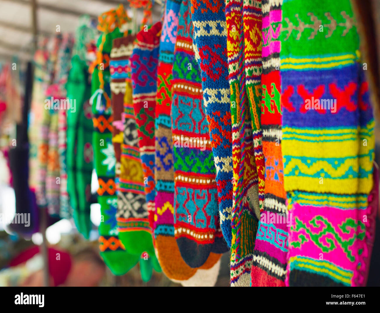 Bunte Socken auf trockenen Brücke Markt in Tiflis, Georgien. Trockenen Brücke ist heute bekannteste floh und Souvenir Markt in Georgien Stockfoto