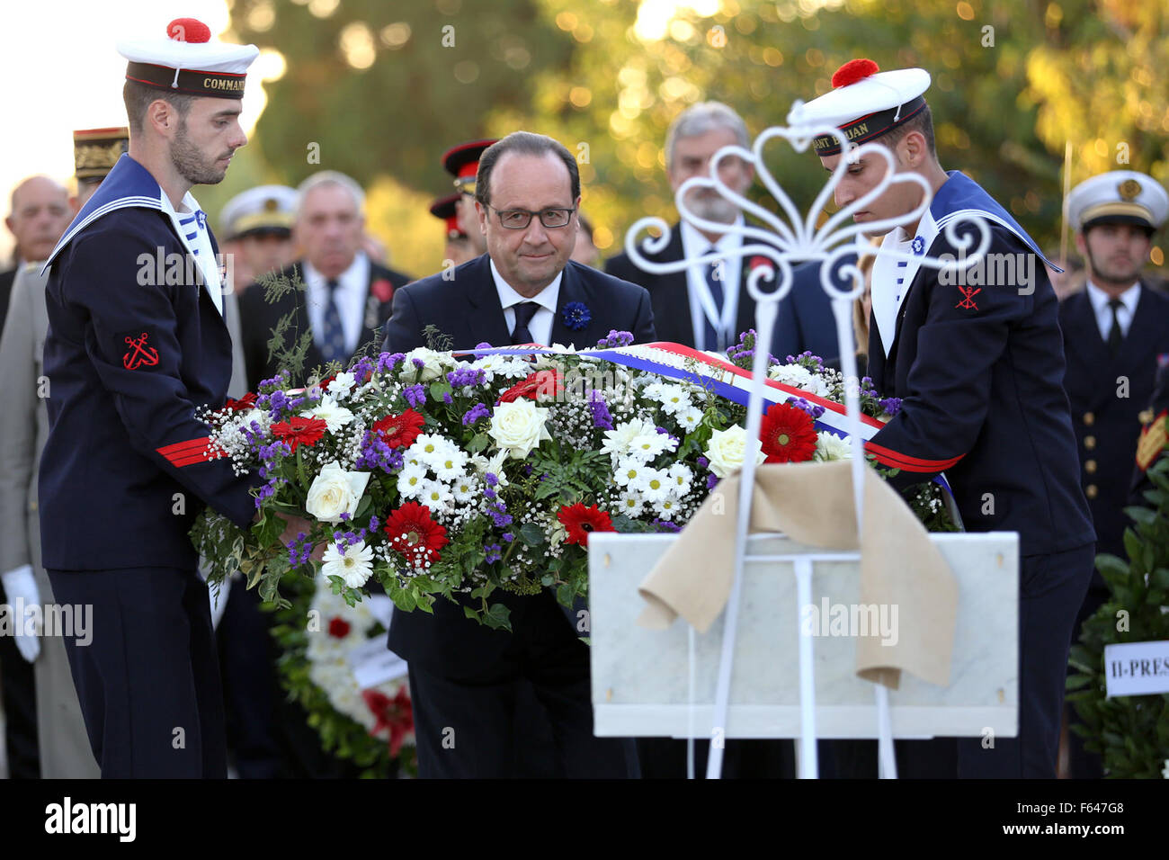 Paola, Malta. 11. November 2015. Der französische Präsident Francois Hollande (L-Front) legt einen Kranz nieder während einer Zeremonie am Tag des Waffenstillstands zu Ehren der französischen Soldaten starben während des ersten Weltkrieges auf dem Friedhof der Schmerzensmutter in Paola, Malta, am 11. November 2015. © Li Jia/Xinhua/Alamy Live-Nachrichten Stockfoto