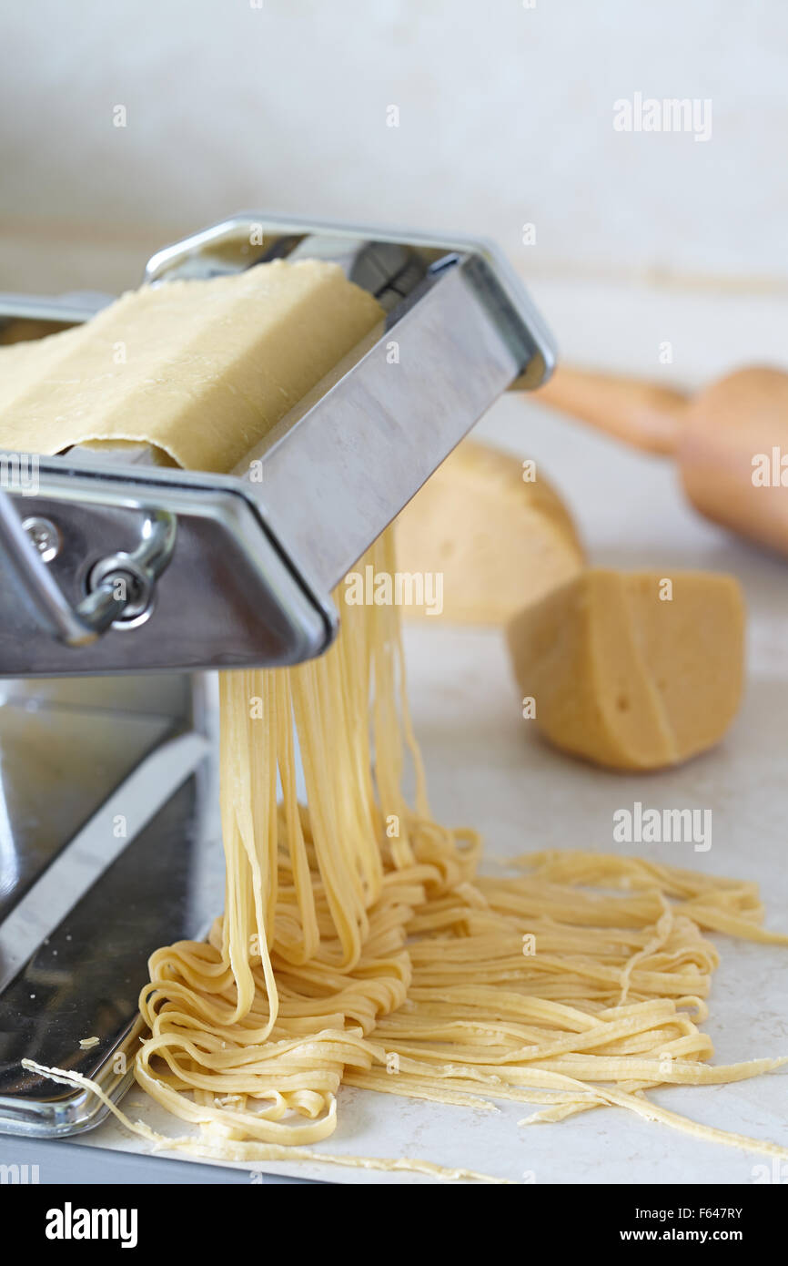 Metall-Maker Nudelmaschine mit frischem Teig Stockfoto