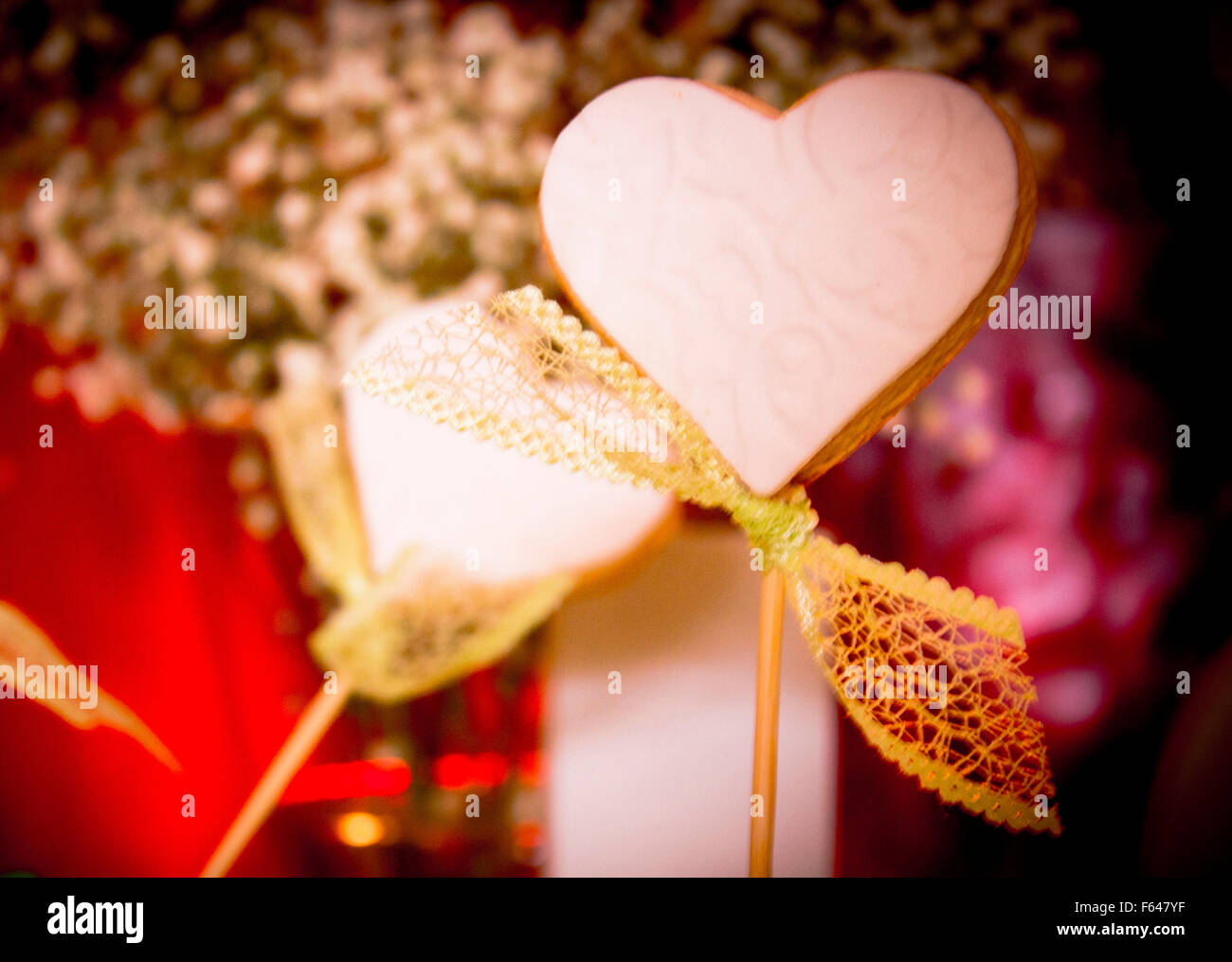 Weißer Zucker Cookie Herzform auf rot und rosa Hintergrund. Stockfoto