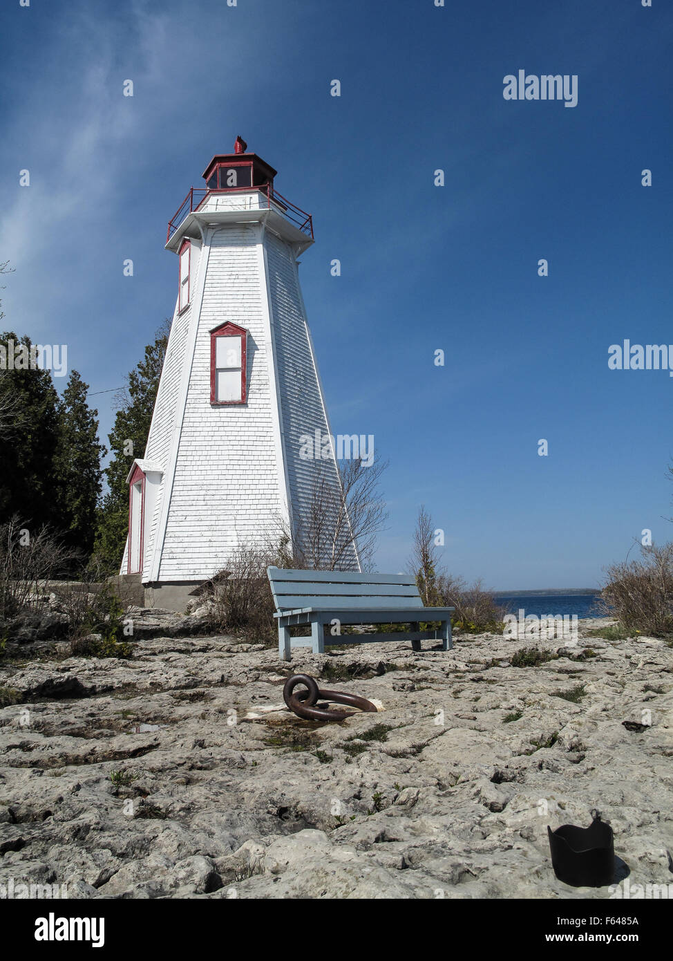 Große Badewanne Leuchtturm in Tobermory Küste von Bruce Peninsula National Park. Tobermory ist eine kleine Gemeinde befindet sich in der Stockfoto