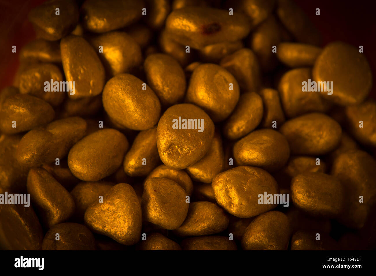 Heap goldene Steine zusammen. Horizontale. Stockfoto