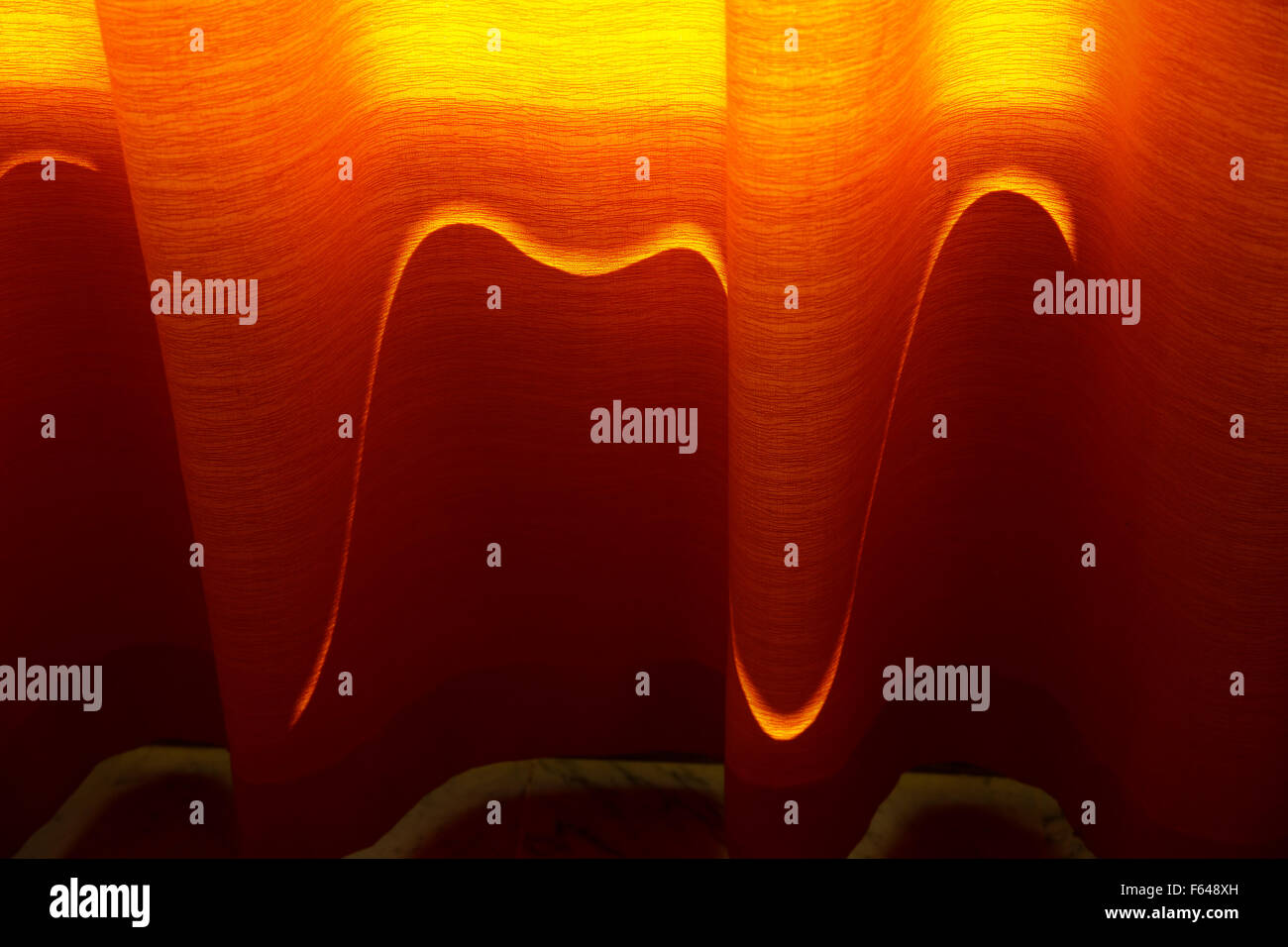 Orange, Laserlicht folgt Konturen, Vorhänge dunklen Innenräumen, Vorhänge, halten helles Licht aus, weht Vision Augen, Sonnenlicht, Schatten, Muster. Stockfoto