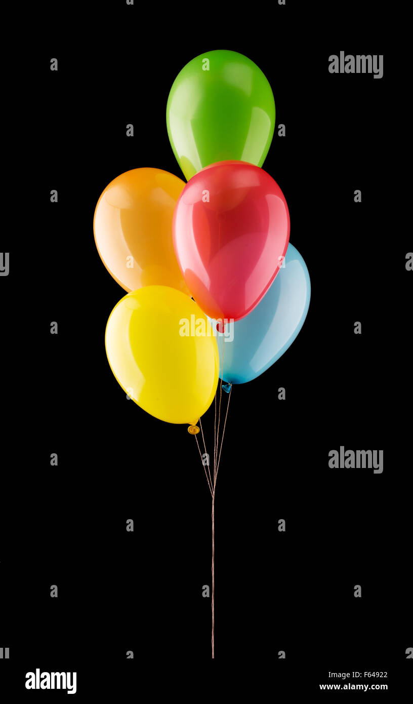Reihe von bunten Luftballons, die isoliert auf schwarz Stockfoto