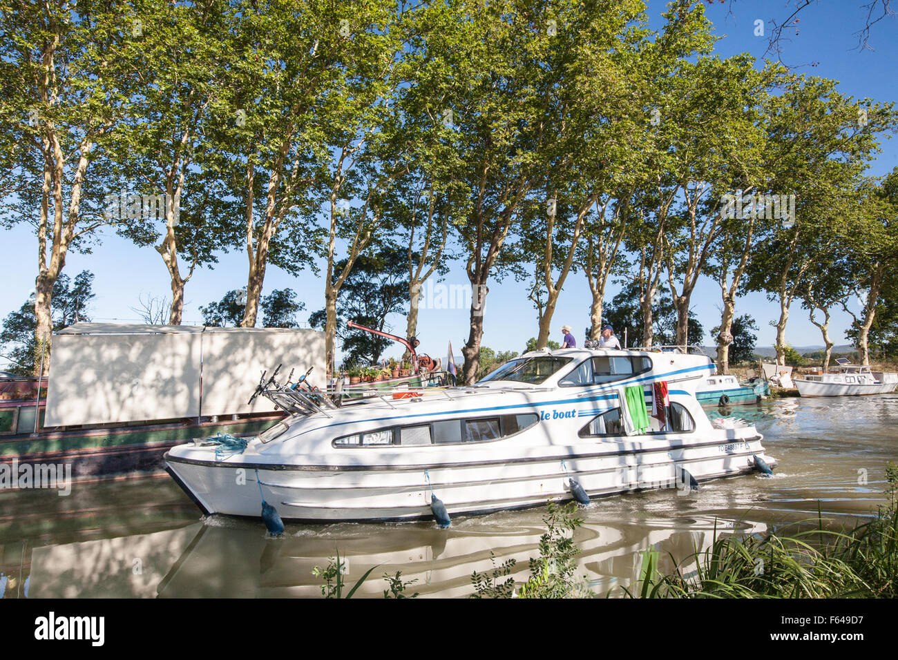 Le Boat Cruiser Boot Segeln, Canal De La Robine, in der Nähe von Narbonne, Süden, Frankreich, Küste, Urlaub, Kanal, du, Midi, Sommer, Stockfoto