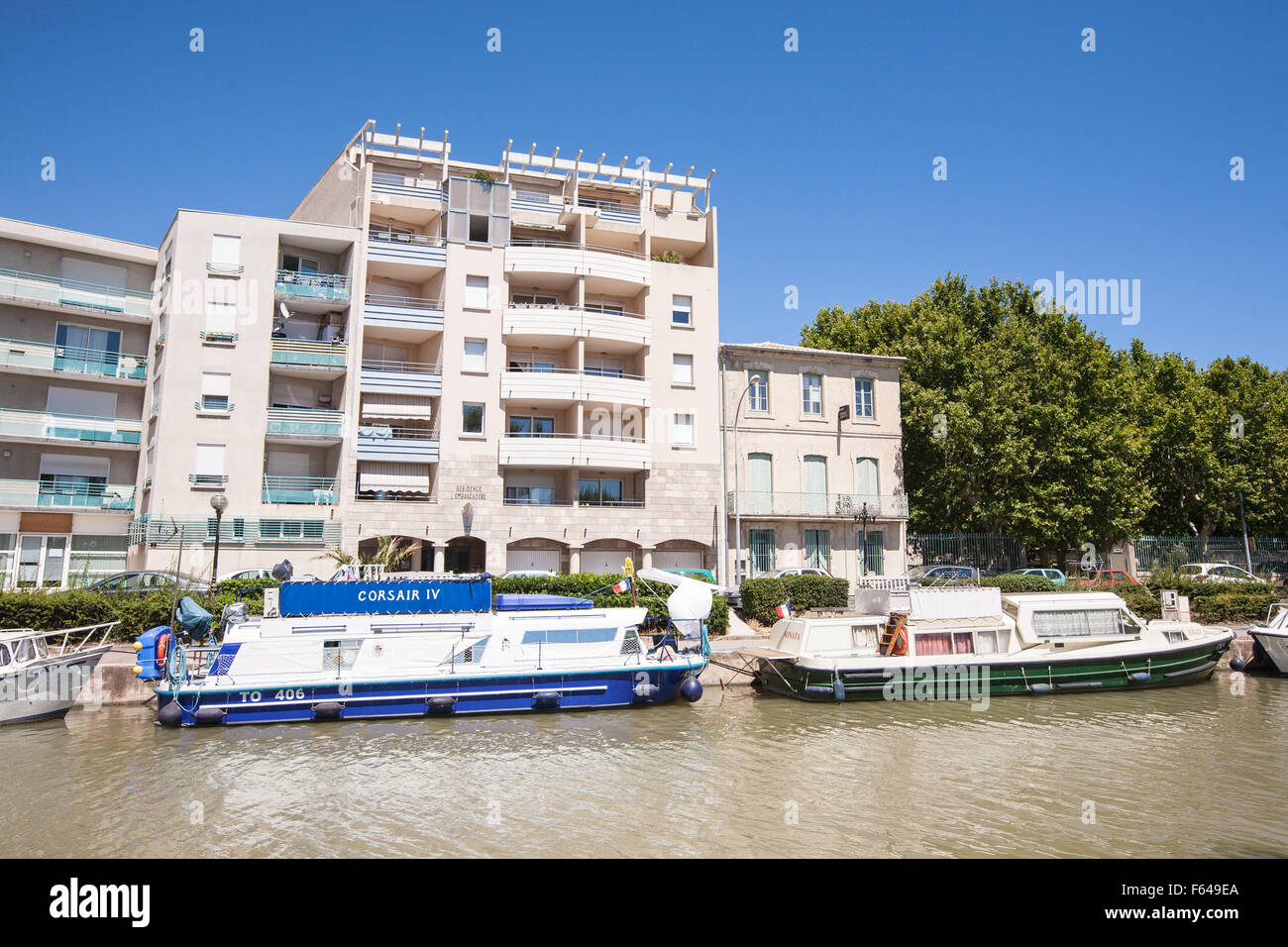 Mehrfamilienhäuser in Narbonne, Ufer des Canal De La Robine, Süden, Frankreich, Küste, Urlaub, Kanal, du, Midi, Sommer, Stockfoto