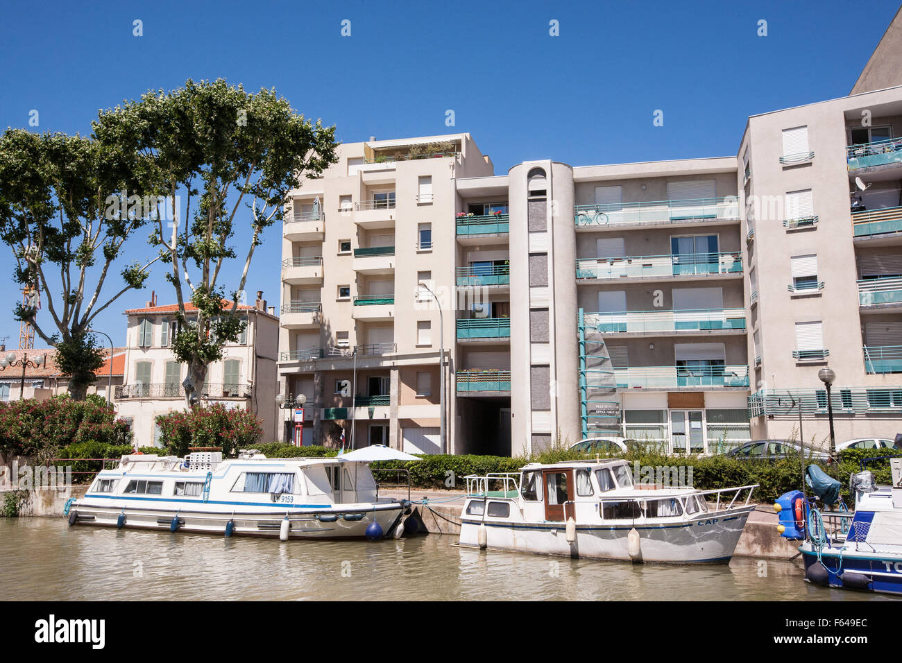 Mehrfamilienhäuser in Narbonne, Ufer des Canal De La Robine, Süden, Frankreich, Küste, Urlaub, Kanal, du, Midi, Sommer, Stockfoto