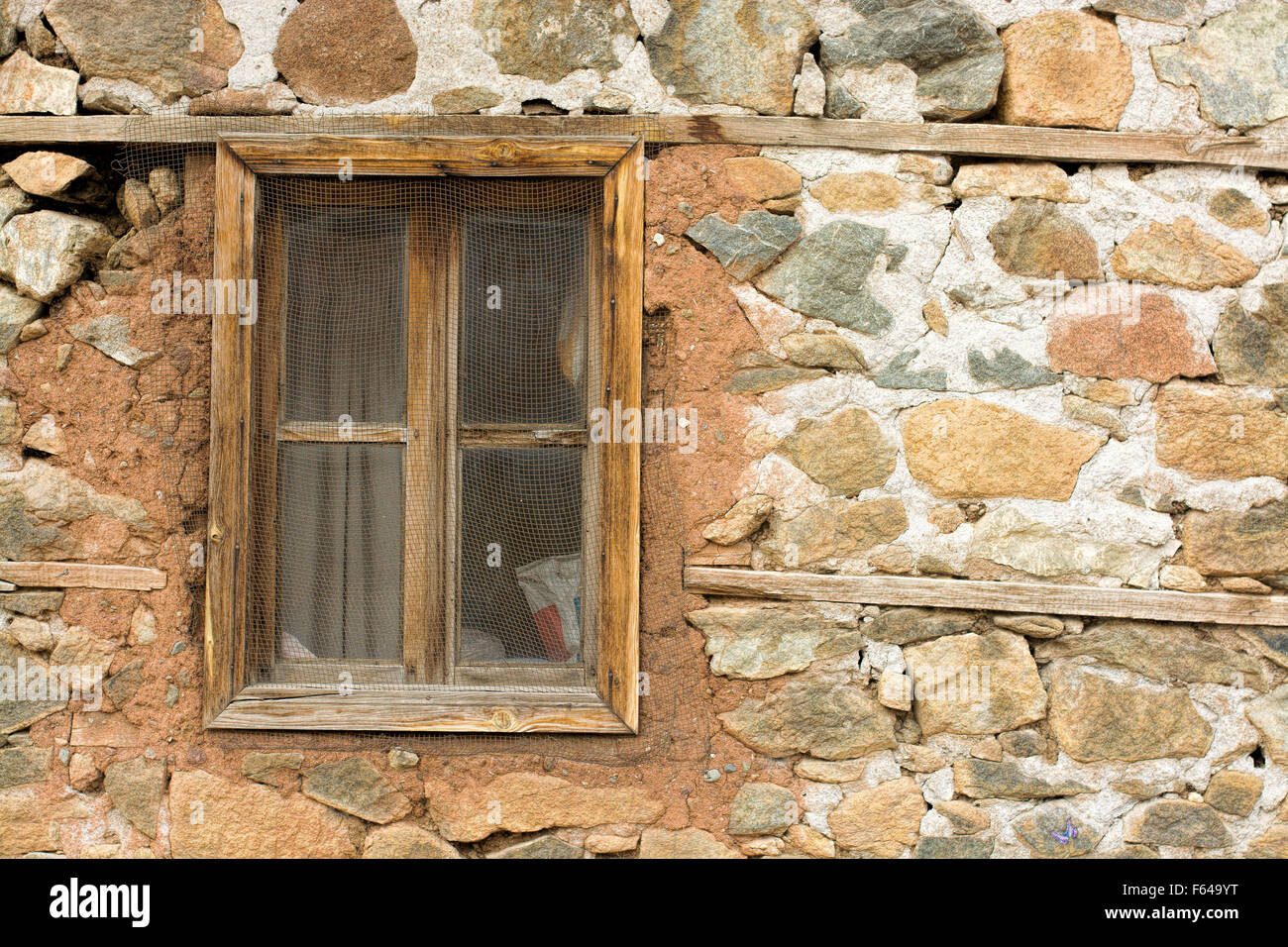 alte Fenster in einer alten Mauer in einer verlassenen Bauernhof Scheune Stockfoto