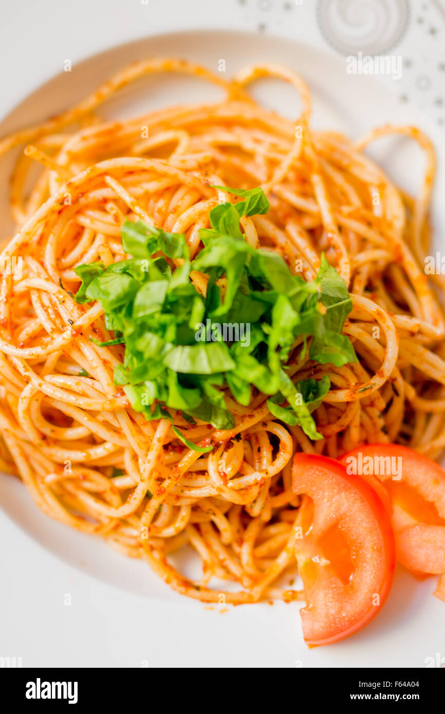 Spaghetti mit Tomaten und Petersilie Stockfoto