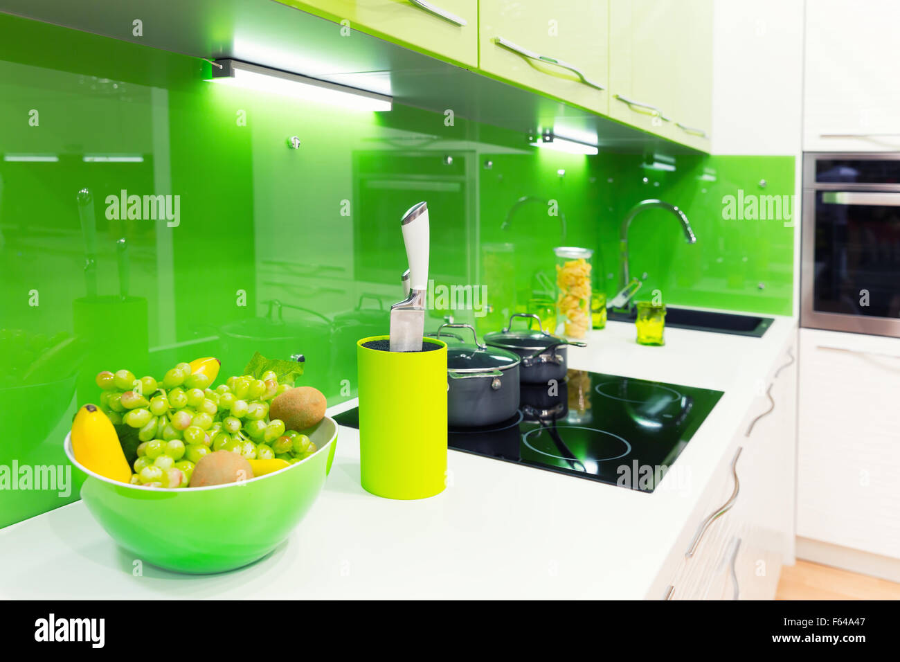 Moderne grüne Küche Innenaufnahme mit Früchten Stockfoto