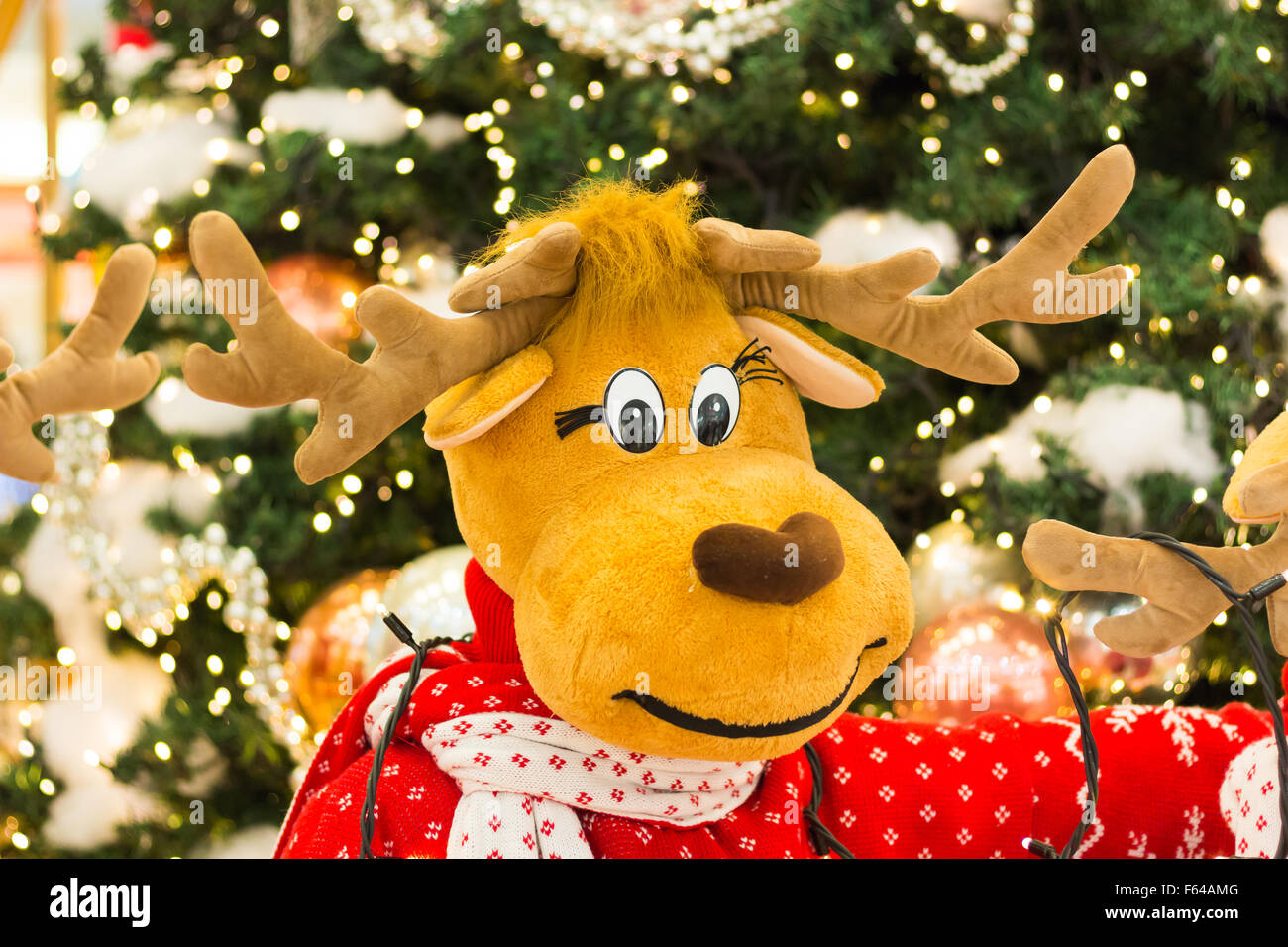 Rentier Vorbereitung Weihnachtsbaum Lichter und Geschenke Stockfoto