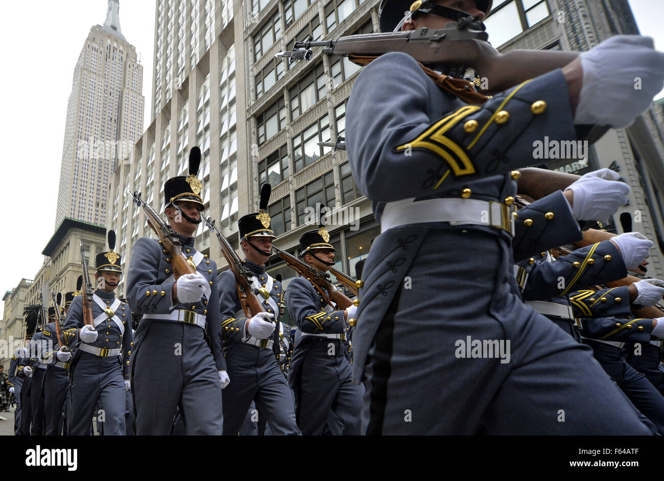 New York, USA. 11. November 2015. Kadetten aus der United States Military Academy in West Point marschieren in der Veterans Day Parade auf der Fifth Avenue von New York City, USA, 11. November 2015. Bekannt als "Amerikas Parade", Veterans Day Parade in New York City verfügt über mehr als 20.000 Teilnehmer, darunter Veteranen, militärische Einheiten, Unternehmen und High School Bands und bürgerlichen und Jugendgruppen. © Wang Lei/Xinhua/Alamy Live-Nachrichten Stockfoto