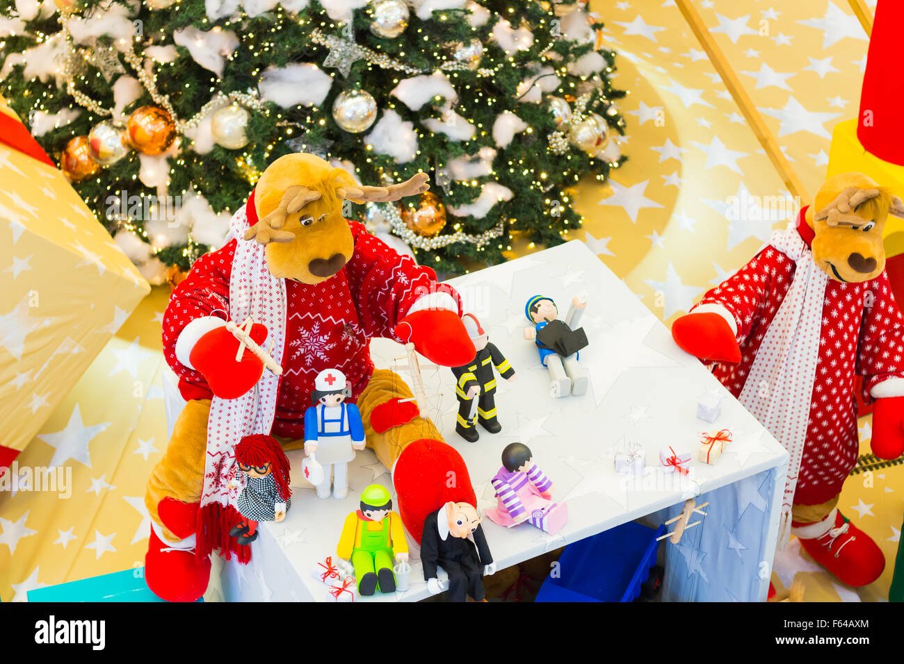 Rentier Vorbereitung Weihnachtsbaum Lichter und Geschenke Stockfoto