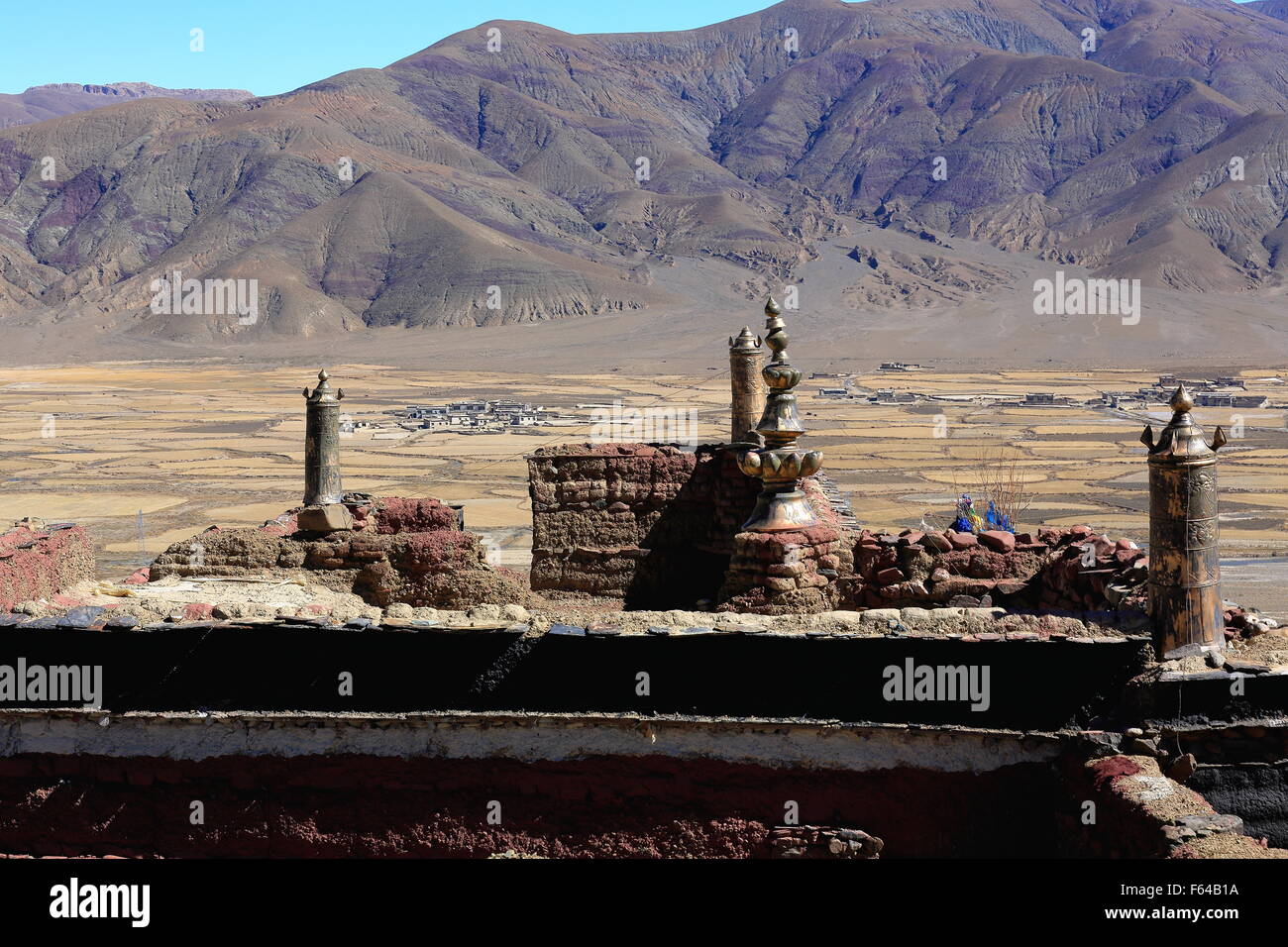 Vergoldete Dhvajas-Sieg Banner und Lotusblüte. Dach des Klosters am linken Ufer des Chong Chu-Fluss stromabwärts Fom Sakya-Tibet. Stockfoto