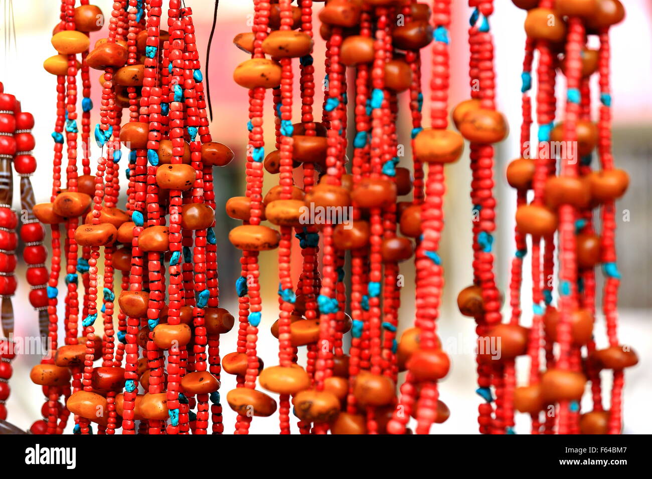 Halsketten mit roten Stein Perlen für den Verkauf auf einen Stand auf dem Markt von Shigatse Stadt-Grafschaft und Präfektur gemacht. Tibet A.R.-China. Stockfoto