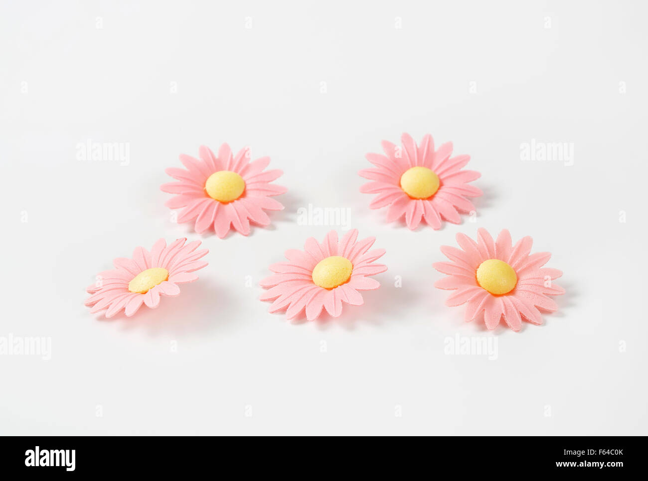Zucker Blumen - essbare Kuchendekoration auf weißem Hintergrund Stockfoto