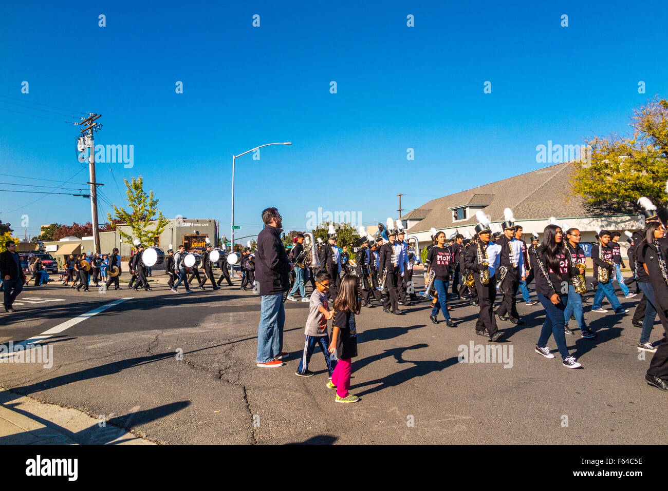 Modesto, Kalifornien, USA. 11. November 2015. Die Band von James C Enochs High School in 2015 Modesto Veterans Day Parade Credit: John Crowe/Alamy Live News Stockfoto