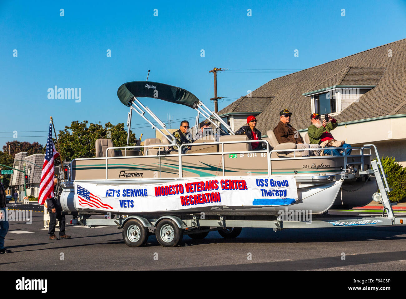 Modesto, Kalifornien, USA. 11. November 2015. Ein Schwimmer aus dem lokalen Veteranen-Center in 2015 Modesto California Veterans Day Parade. Bildnachweis: John Crowe/Alamy Live-Nachrichten Stockfoto