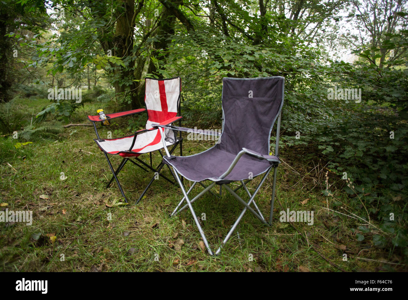 Unnatürliche Einzelteile im Tockholes Holz, zwei Klappstühle. Stockfoto