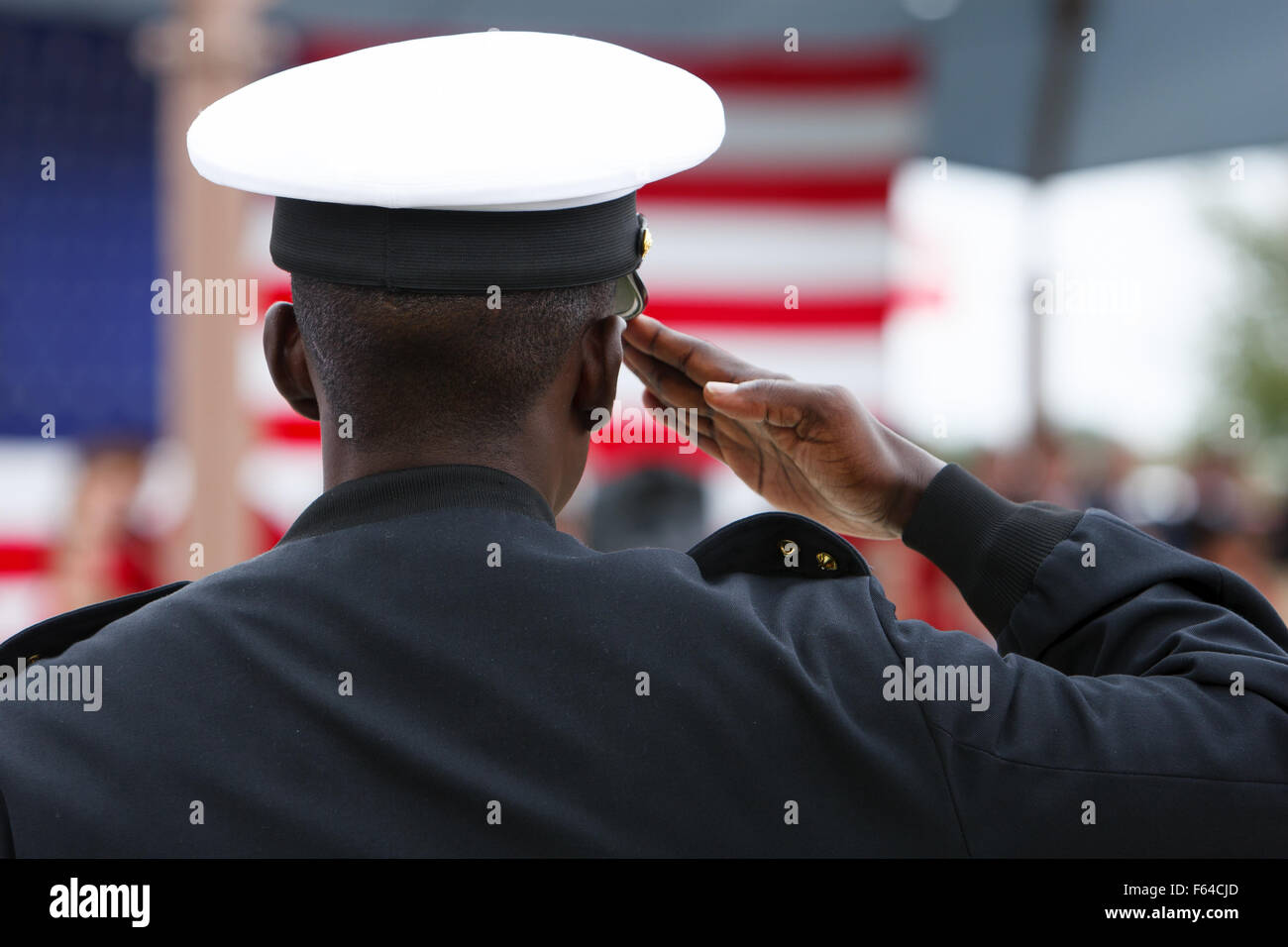 San Antonio, Texas, USA. 11. November 2015. Ein Seemann grüßt die amerikanische Flagge bei Veterans Day Feierlichkeiten in Fort Sam Houston National Cemetery in San Antonio, Texas. Mehrere hundert Menschen nahmen an der Zeremonie, jährlich gehalten, um Veteranen der US-Streitkräfte zu gedenken. Bildnachweis: Michael Silber/Alamy Live-Nachrichten Stockfoto