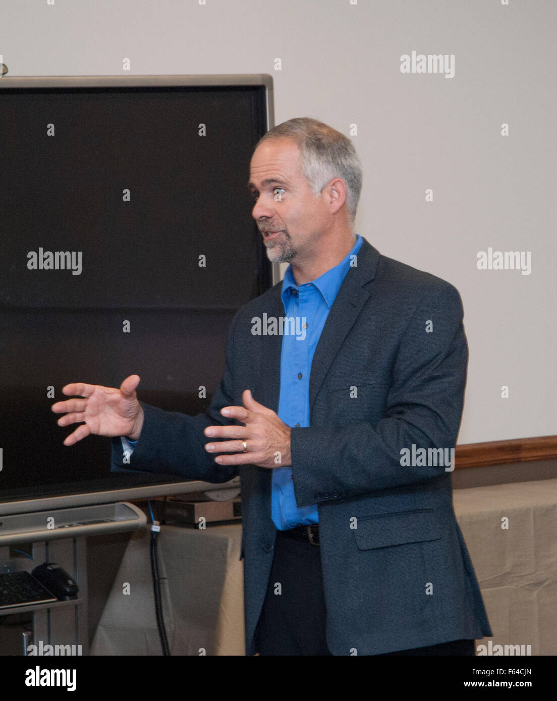 Emporia, Kansas, USA, 11. November 2015 Kongreßabgeordnetes Tim Huelskamp (R -KS) führt ein Rathaus Treffen Credit: Mark Reinstein Stockfoto