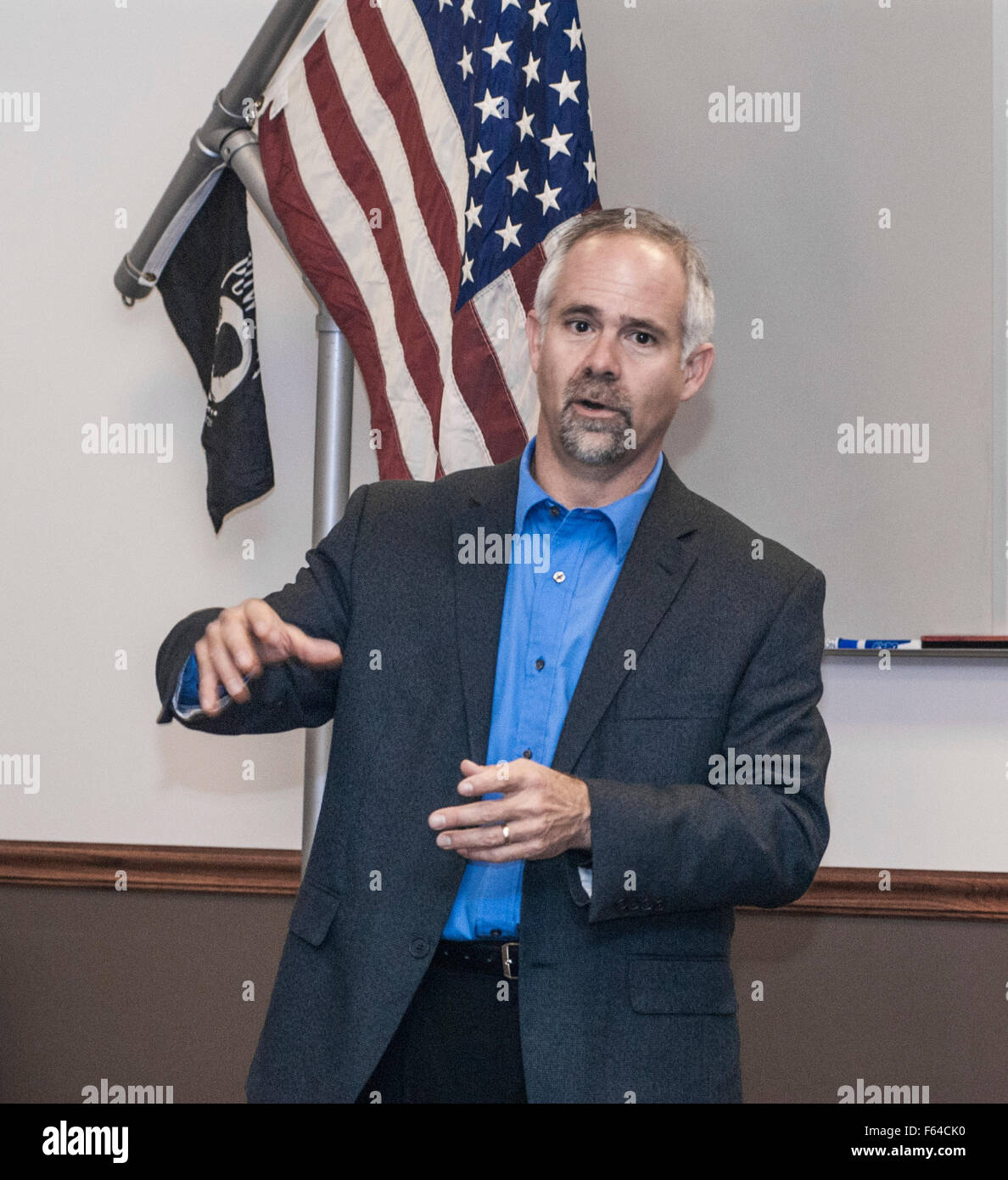 Emporia, Kansas, USA, 11. November 2015 Kongreßabgeordnetes Tim Huelskamp (R -KS) führt ein Rathaus Treffen Credit: Mark Reinstein Stockfoto