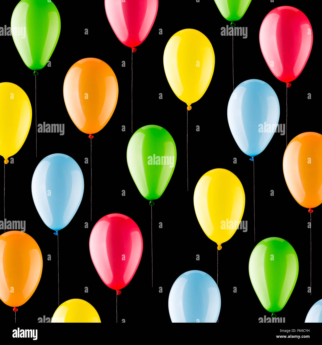 Viele bunte Luftballons, isoliert auf schwarz Stockfoto