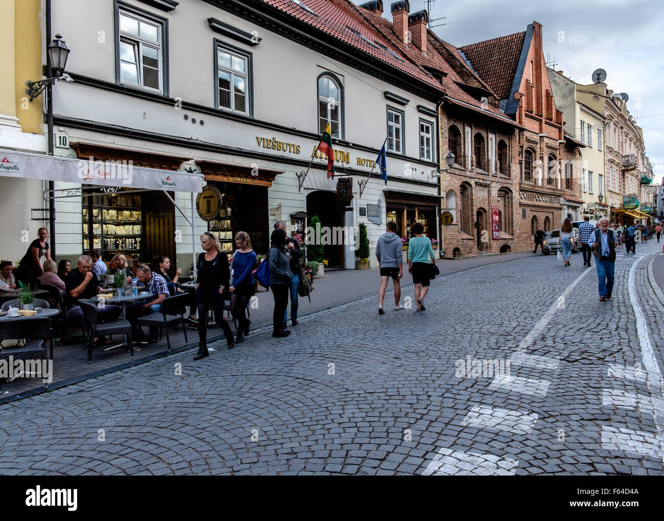 Straße mit Straßencafés in Vilnius, Litauen Stockfoto