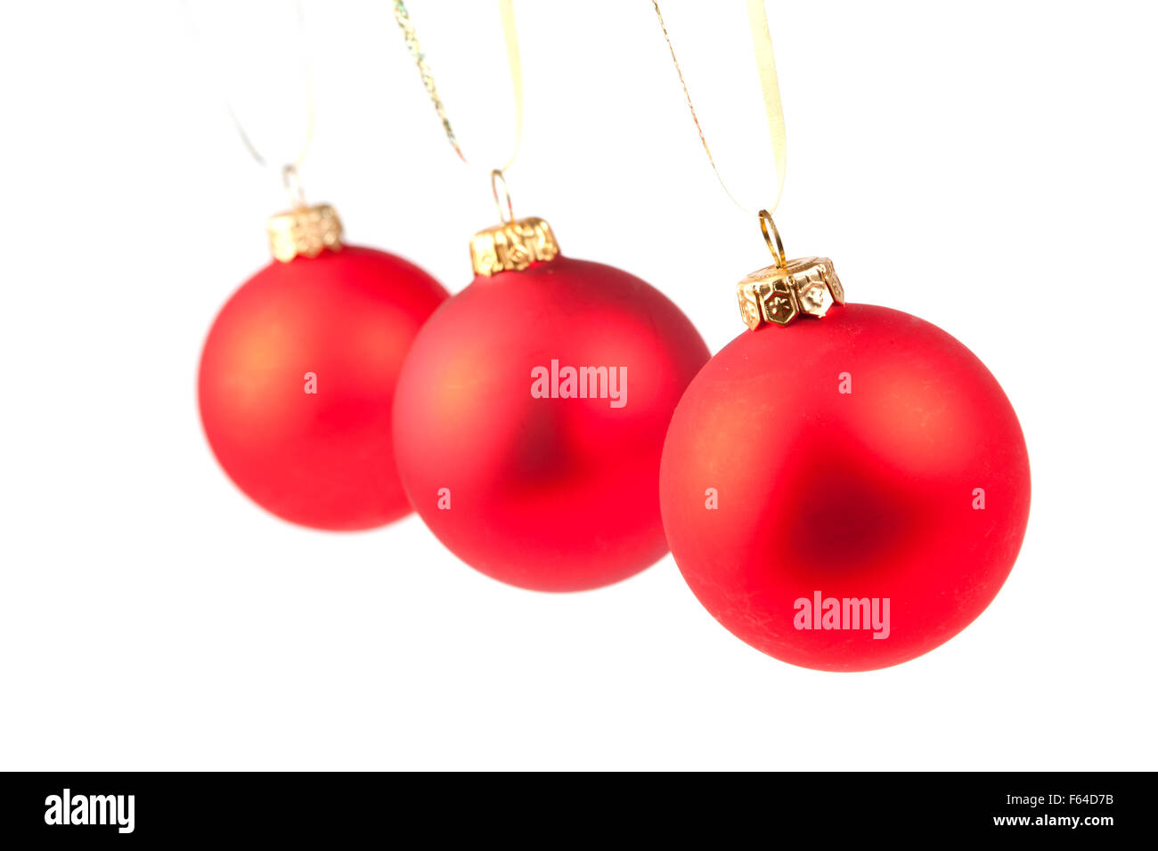 Hängende Weihnachten rote Kugeln auf weiß isoliert Stockfoto