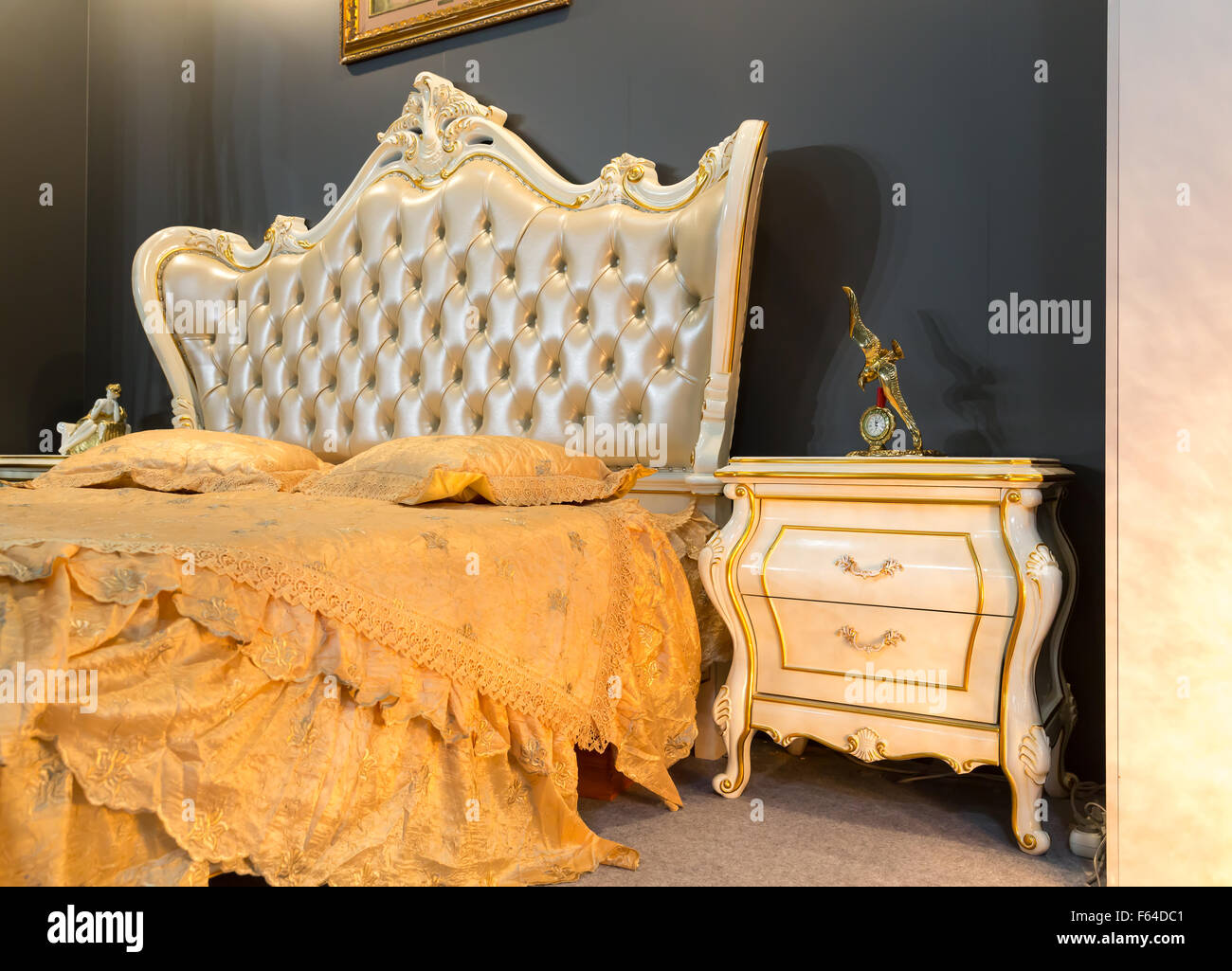 Klassische geknöpfte Bett in typisch zeitgenössischen Ambiente Stockfoto