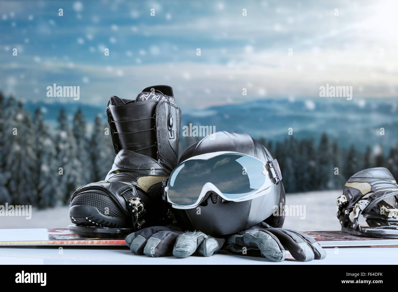Winter Sportbrille, Snowboard Boot, Helm und Handschuhe auf Winter-Wald und die Berge-Hintergrund Stockfoto
