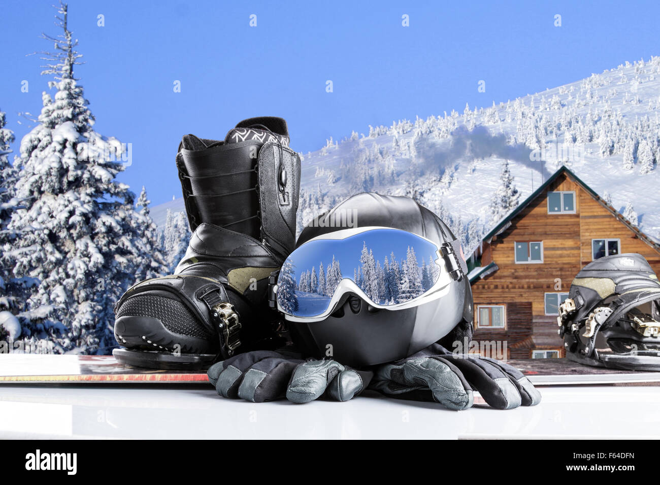 Winter Sportbrille, Snowboard Boot, Helm und Handschuhe auf Winter Berge Hintergrund Stockfoto