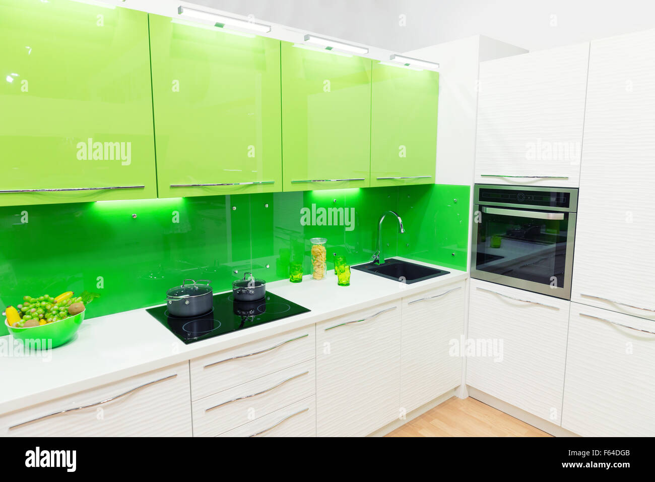 Moderne grüne Küche Innenaufnahme mit Studio Licht Stockfoto
