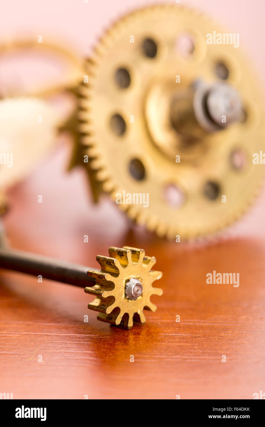 Verschiedenen Uhr Zahnräder auf den Holztisch Makro Stockfoto