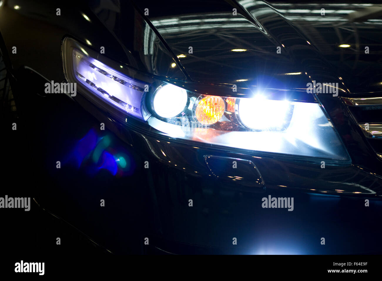 Autoscheinwerfer Nacht Stockfoto