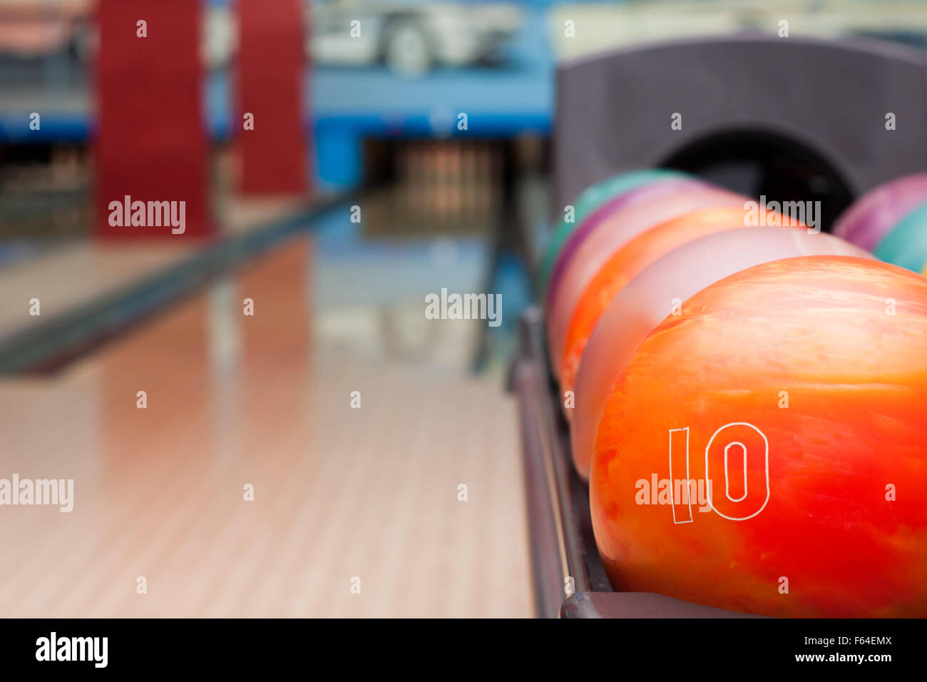 Innere des Vintage Bowling-Halle. Ball im Fokus Stockfoto