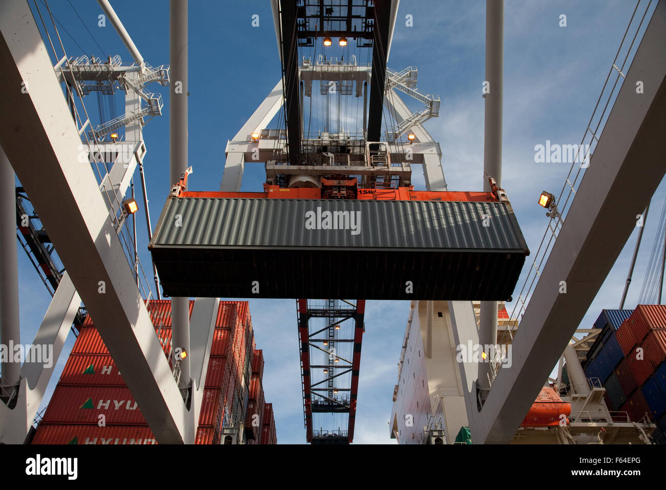 Schiffscontainer verladen auf Schiff Stockfoto