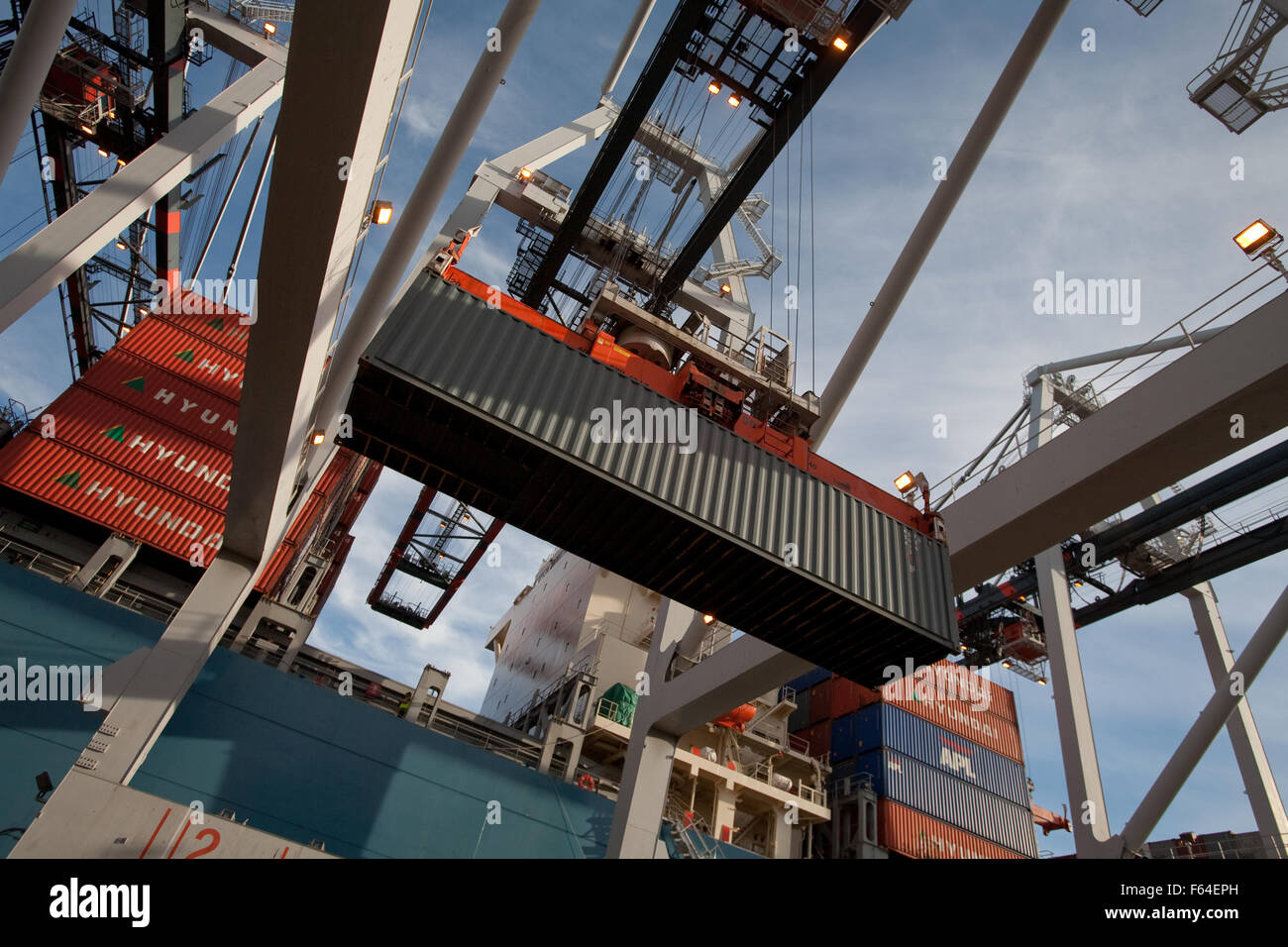 Schiffscontainer verladen auf Schiff Stockfoto