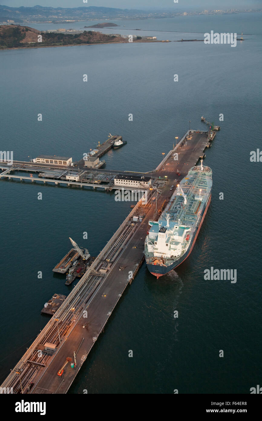 Öl-Tanker auf Long Wharf Richmond CA Antenne Dämmerung am Abend Nachtansicht Stockfoto