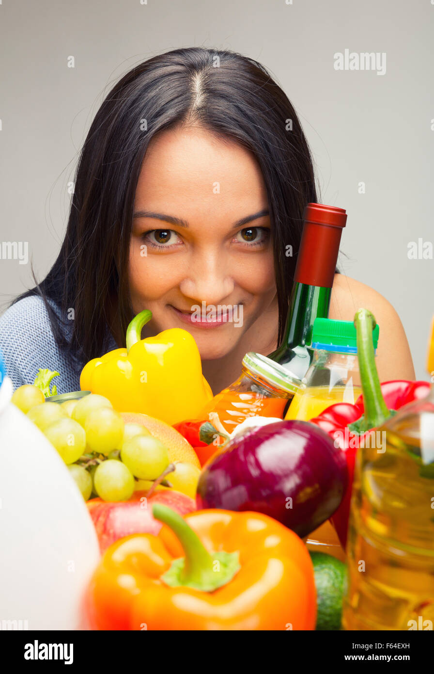 Junges Mädchen mit einem Korb voller Ware Stockfoto