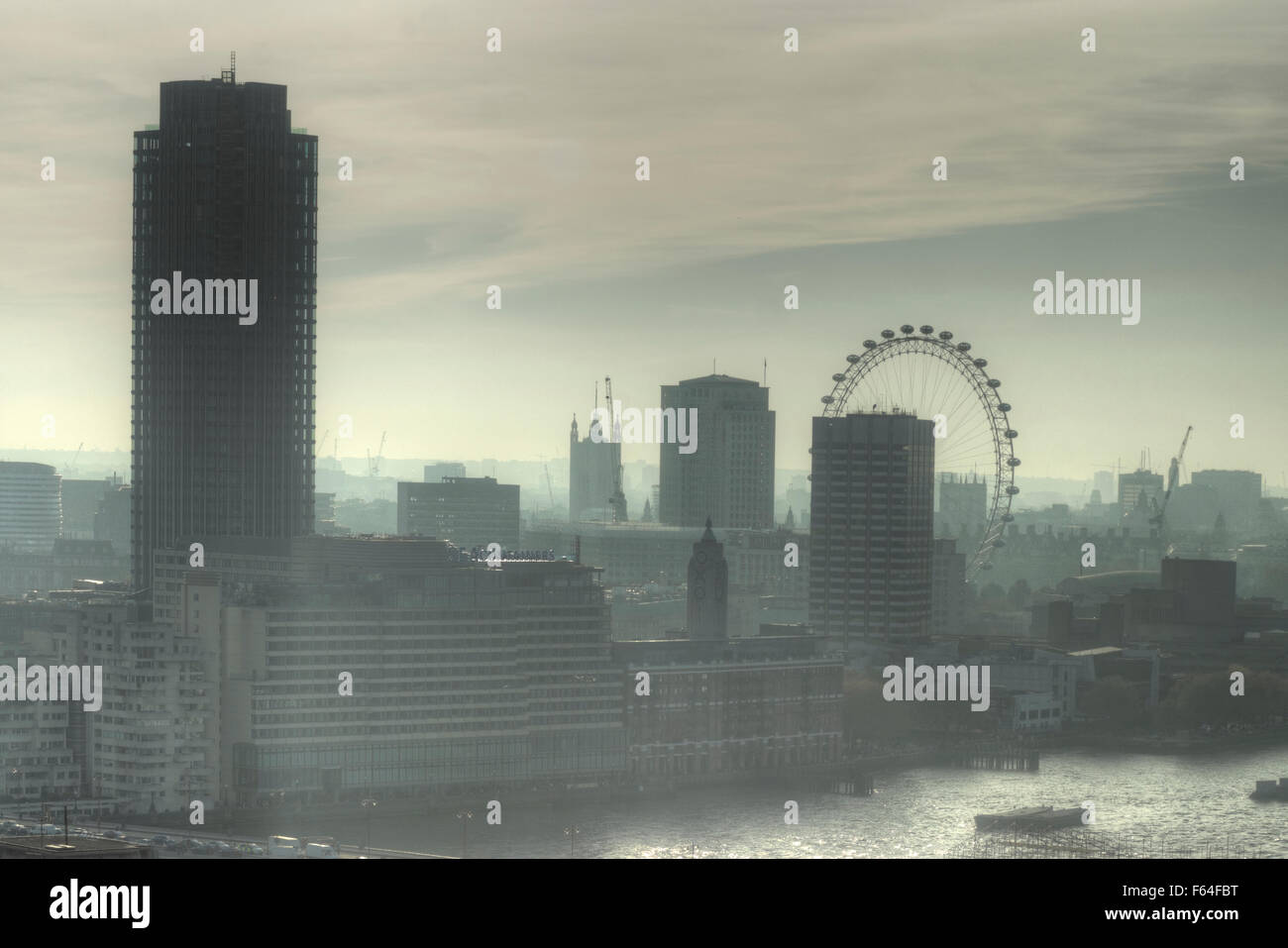 nebligen London Skyline.   Schlechte Luftqualität in London London South Bank Stockfoto