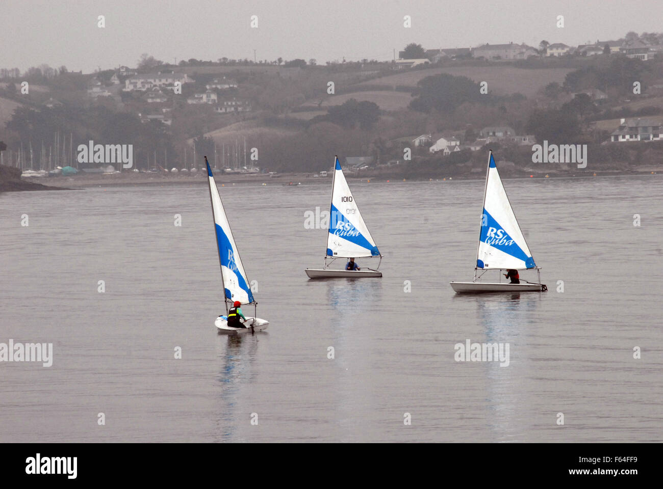 Drei Dingies nehmen Teil in einen Segelkurs in Carrick Roads aus Mylor, Cornwall Stockfoto