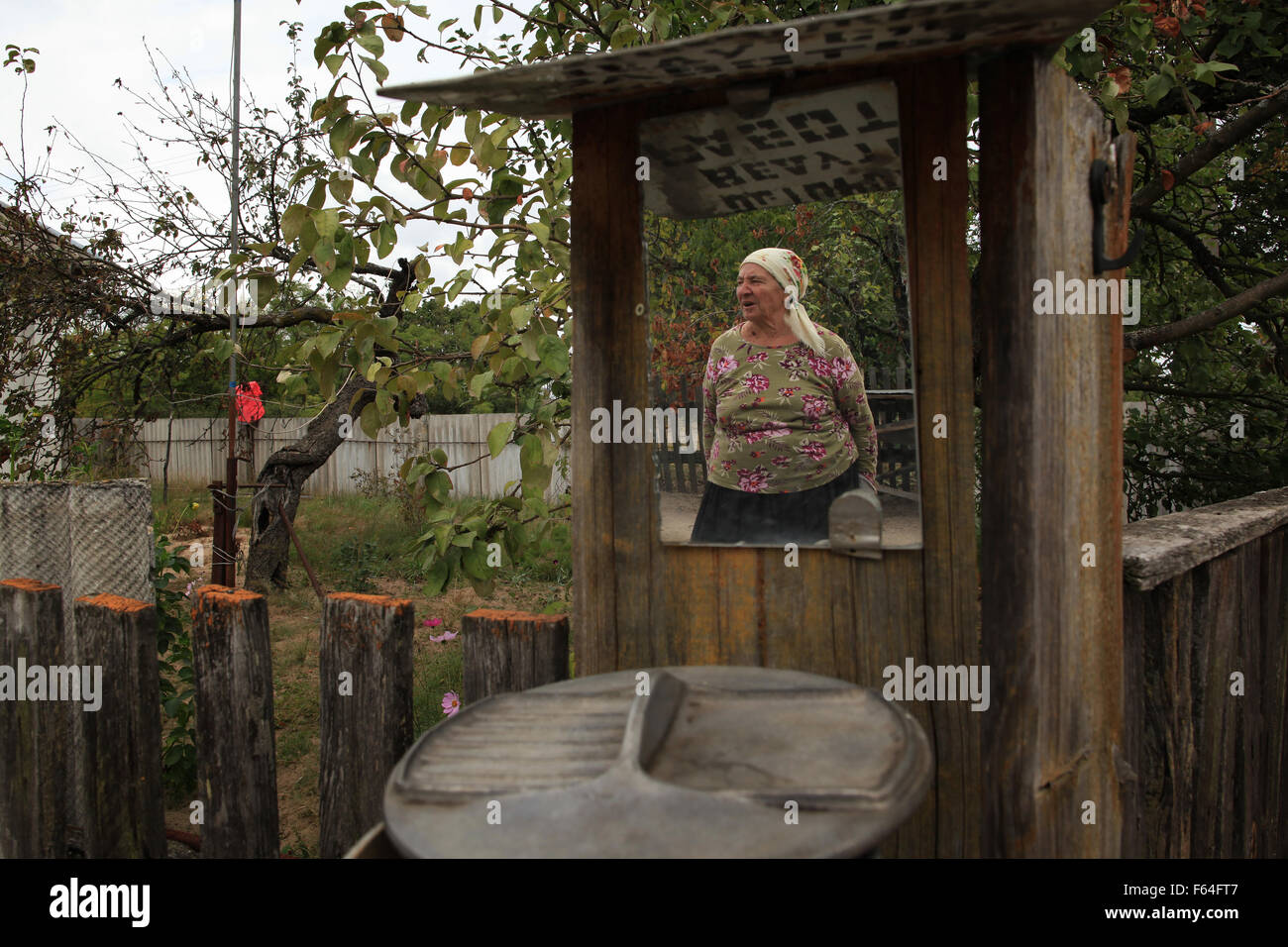 Maria Ilchenko, eine illegale Wohnsitz (Samosely), der nach der Katastrophe von Tschernobyl an ihrem Bauernhof im Dorf Kupovate zurückgekehrt. Sperrzone, Ukraine Stockfoto