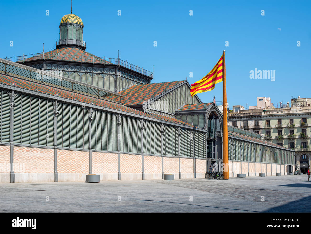 Die Hauptfassade von El Born Markt oder Mercat del Born, unter dem Vorsitz von der Flagge von Katalonien. Das Hotel liegt in Barcelona, Spanien. Stockfoto
