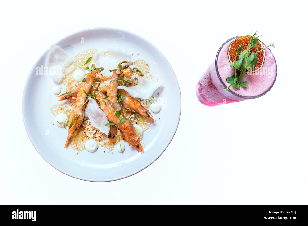 Gourmet-Teller mit Garnelen Molekularküche und Cocktail auf weißem Hintergrund Stockfoto
