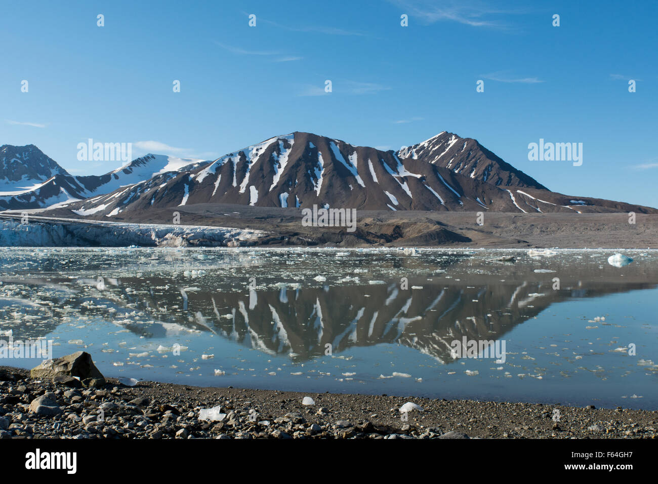 Norwegen, Barentssee, Spitzbergen, Spitzbergen. Ruhige Bucht und die Berge Landschaft vor 14. Juli-Gletscher. Stockfoto