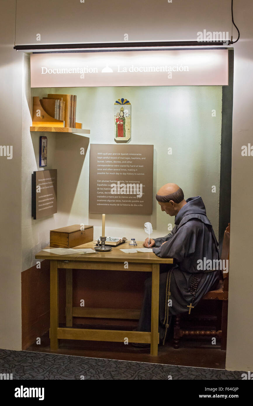 Tumacacori, Arizona - eine Anzeige im Museum am Tumacácori National Historical Park zeigt einen Missionar. Stockfoto