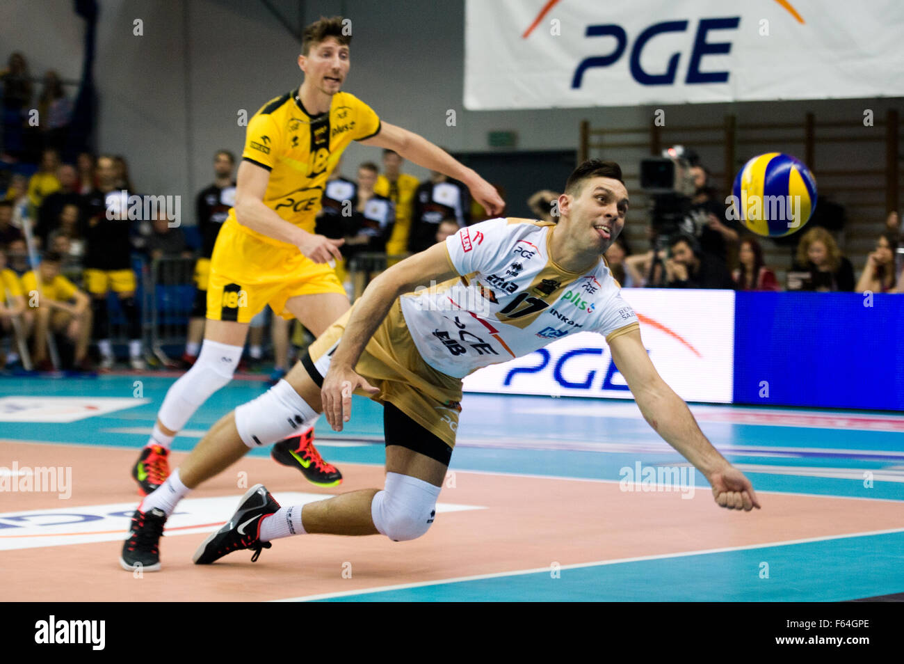 Bełchatów, Polen. 11. November 2015. Robert Milczarek von PGE Skra Belchatow Tauchgänge für ein Ball während des Spiels mit Asseco Resovia Rzeszow in Plus Liga (polnische Professional Volleyball Liga). Stockfoto