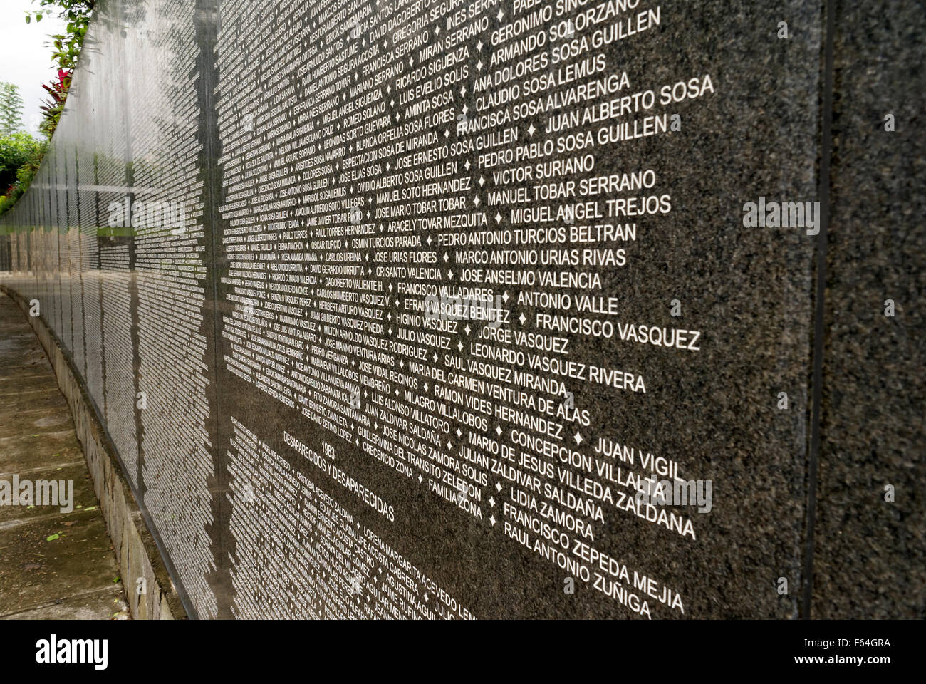 Namen der Toten und verschwundenen, Monumento a la Memoria y la Verdad Denkmal, San Salvador, El Salvador, Mittelamerika Stockfoto
