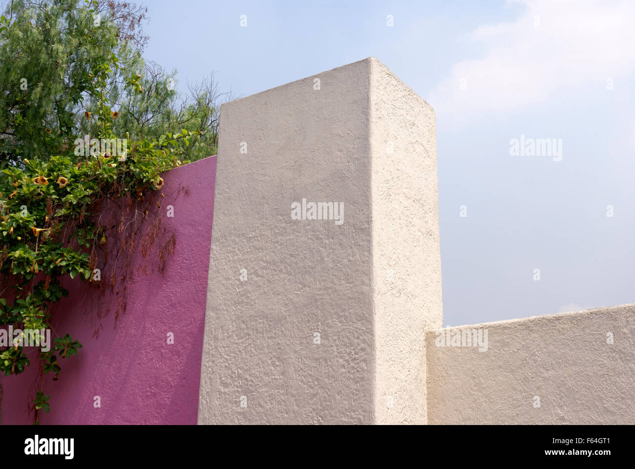 Farbenfrohe Außenwände des Museo Casa Luis Barragán Hausmuseums in Mexiko-Stadt Stockfoto